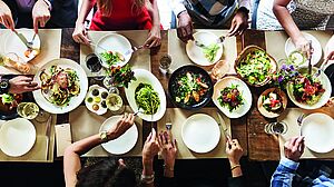 Gesund kochen ohne Hype um Protein in Brilon Gedeckter Tisch von oben fotografiert mit Essen in der Mitte und Personen auf jeder Seite