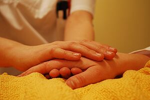 Kostenfreier Vortrag zur Patientenverfügung in Brilon Eine Hand hält eine Hand einer liegenden Person