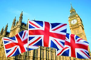 Flaggen von Großbritannien vor Big Ben