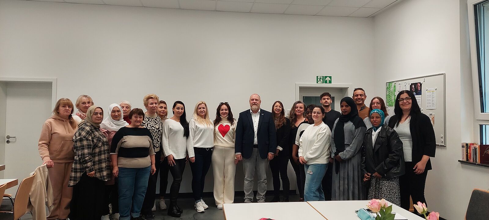 Opens page 'MiA-Kurs fördert Integration von Frauen' Teilnehmerinnen des MiA-Kurses mit ihrer Kursleiterin Anastasiia Pryimak (Mitte), Bürgermeister Matthias Koch, Viktoria Merhof (Amtsleitung Sozialamt/Jobcenter), Diana Ferrera & Leander Katte & Mohamed Khalil vom KIM und Alev Mansuroglu von der VHS BMO