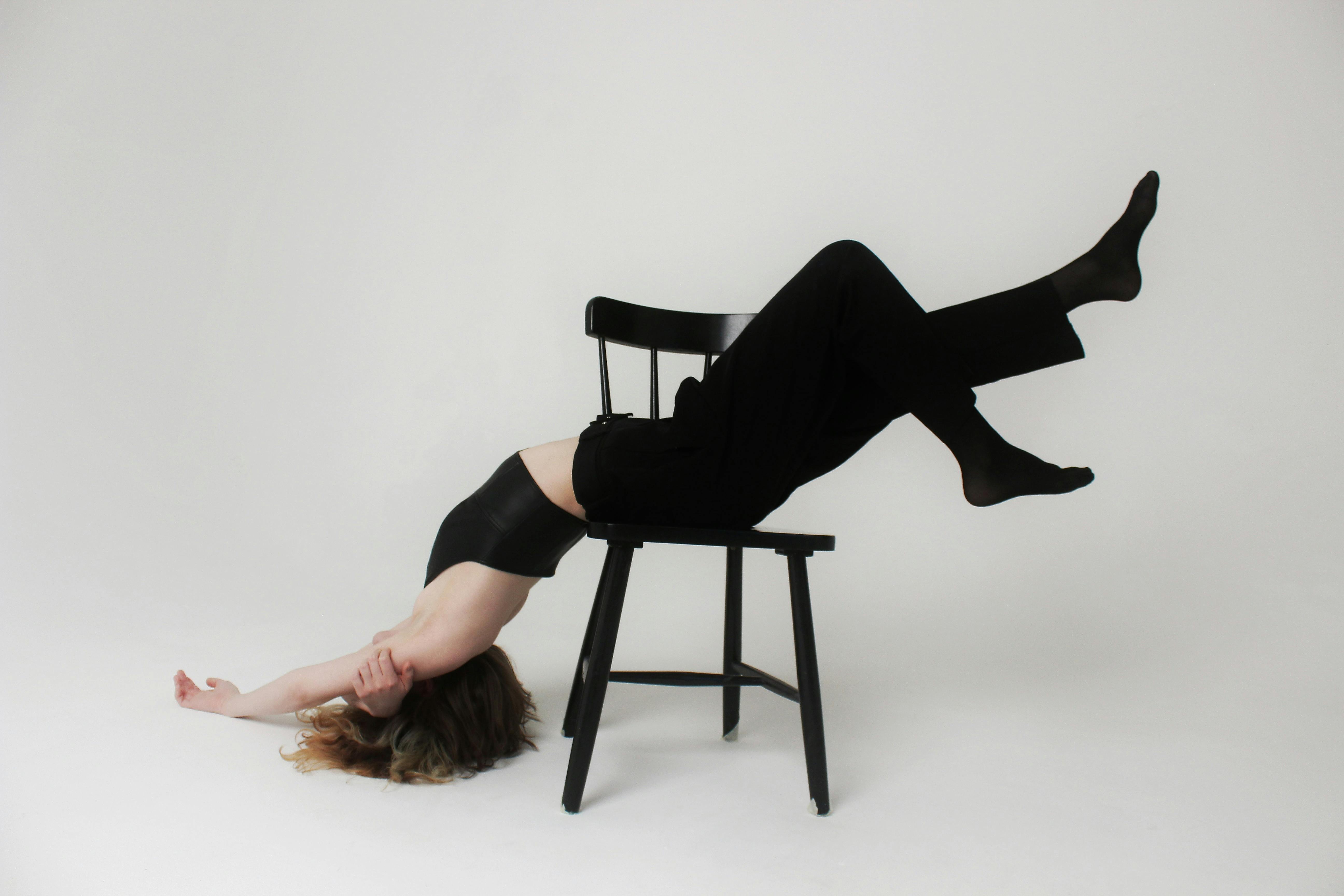 Frau über einem Stuhl nach hinten gelehnt