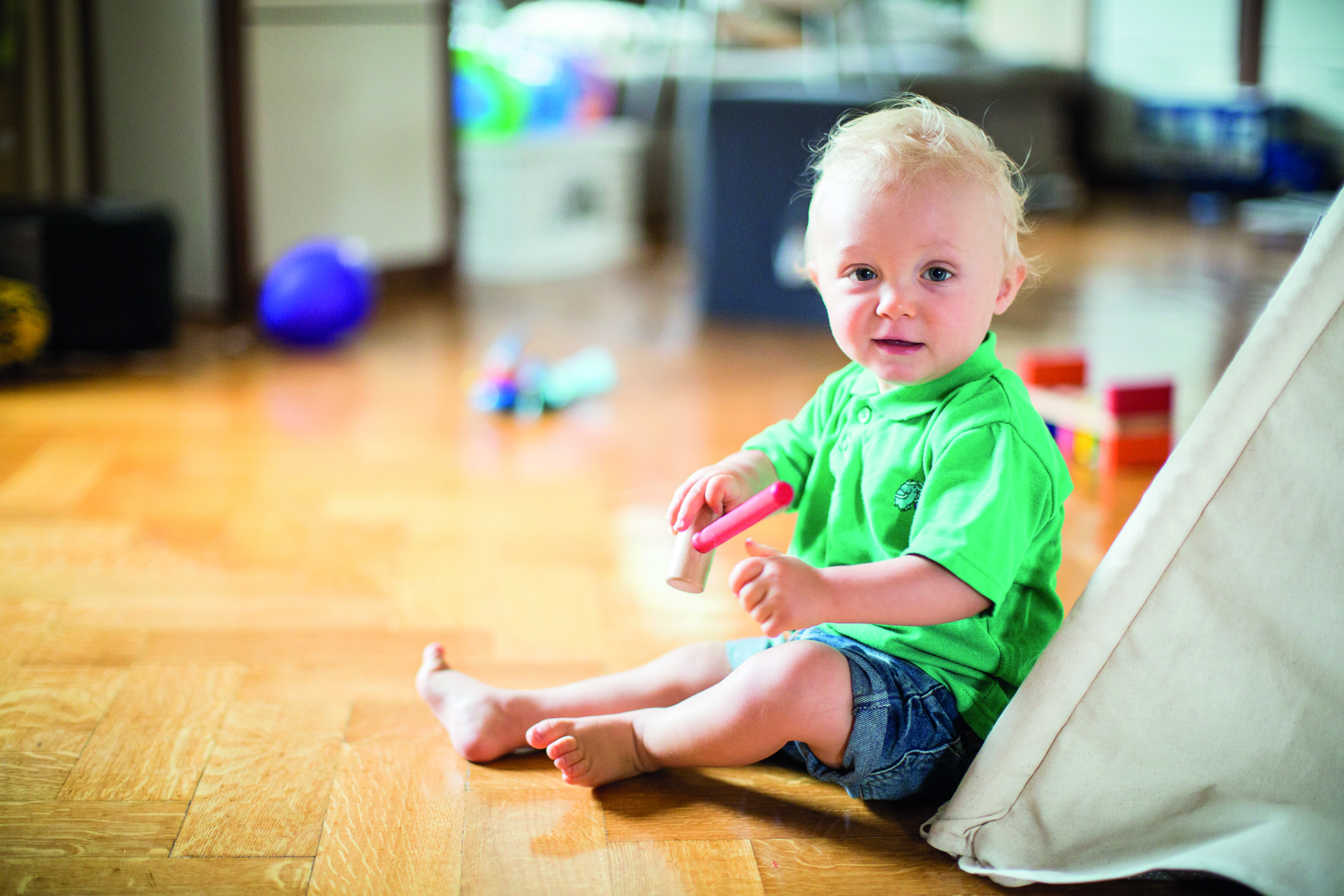 Kleinkind sitzt auf dem Boden