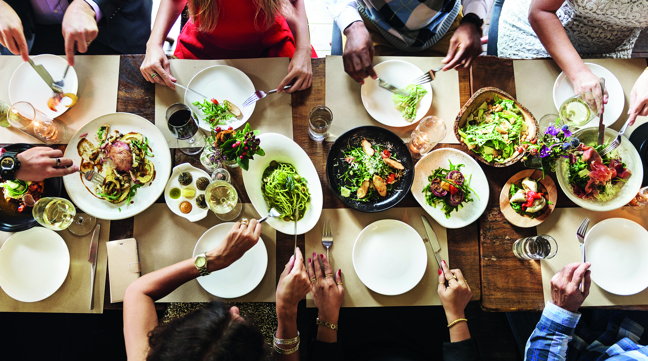 Gesund kochen ohne Hype um Protein in Brilon Gedeckter Tisch von oben fotografiert mit Essen in der Mitte und Personen auf jeder Seite