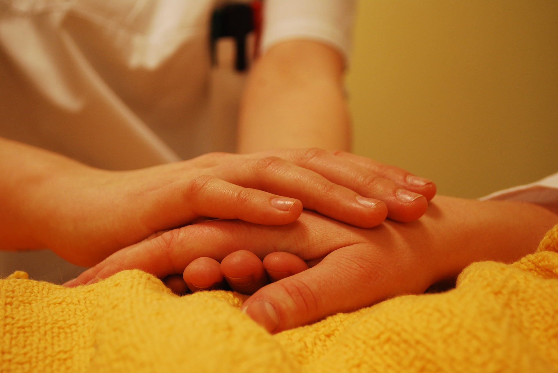 Kostenfreier Vortrag zur Patientenverfügung in Brilon Eine Hand hält eine Hand einer liegenden Person