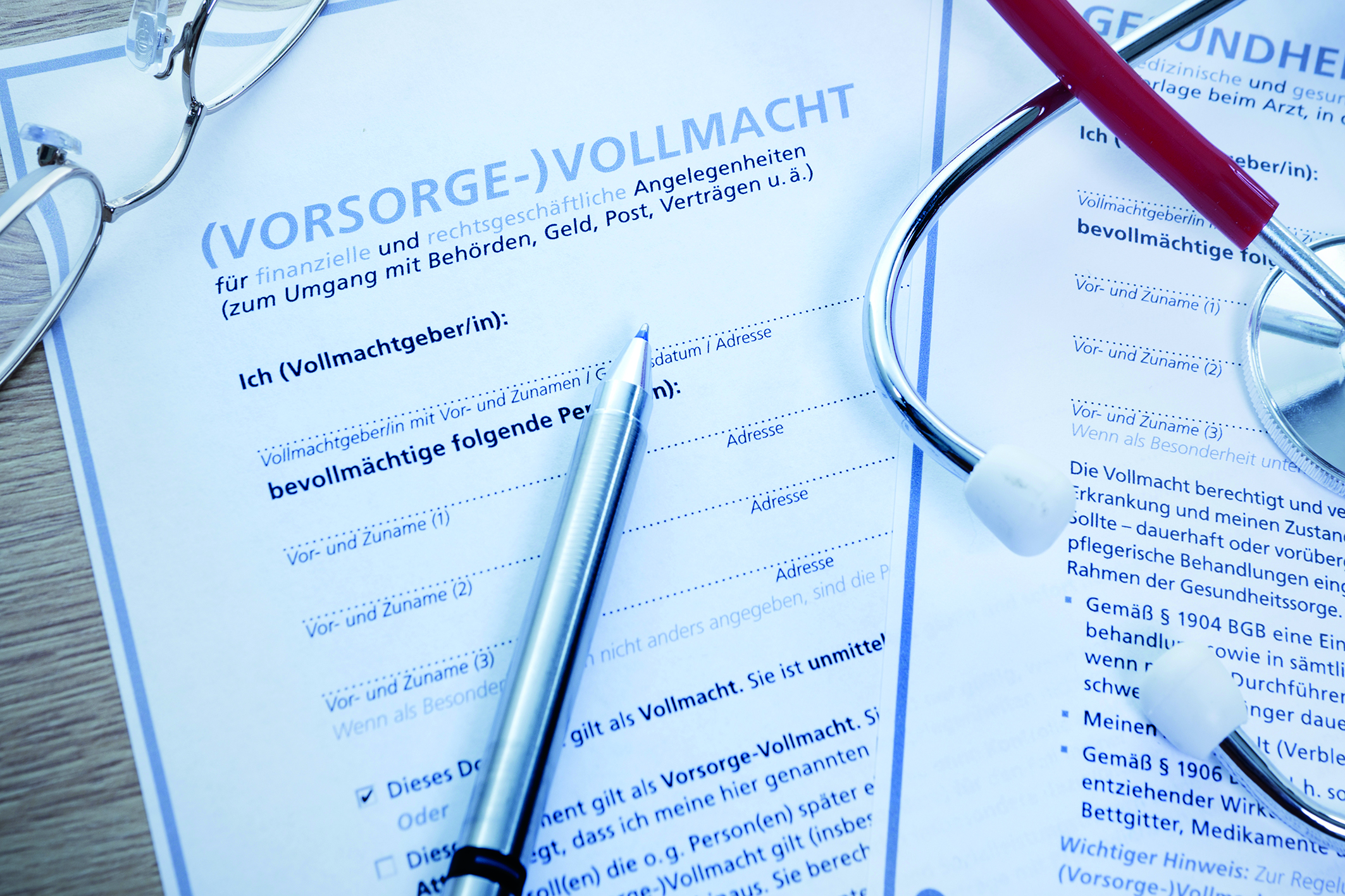 Kostenfreier Vortrag zu Vorsorgemöglichkeiten Vorsorgevollmacht, auf der eine Brille und ein Kugelschreiber liegen