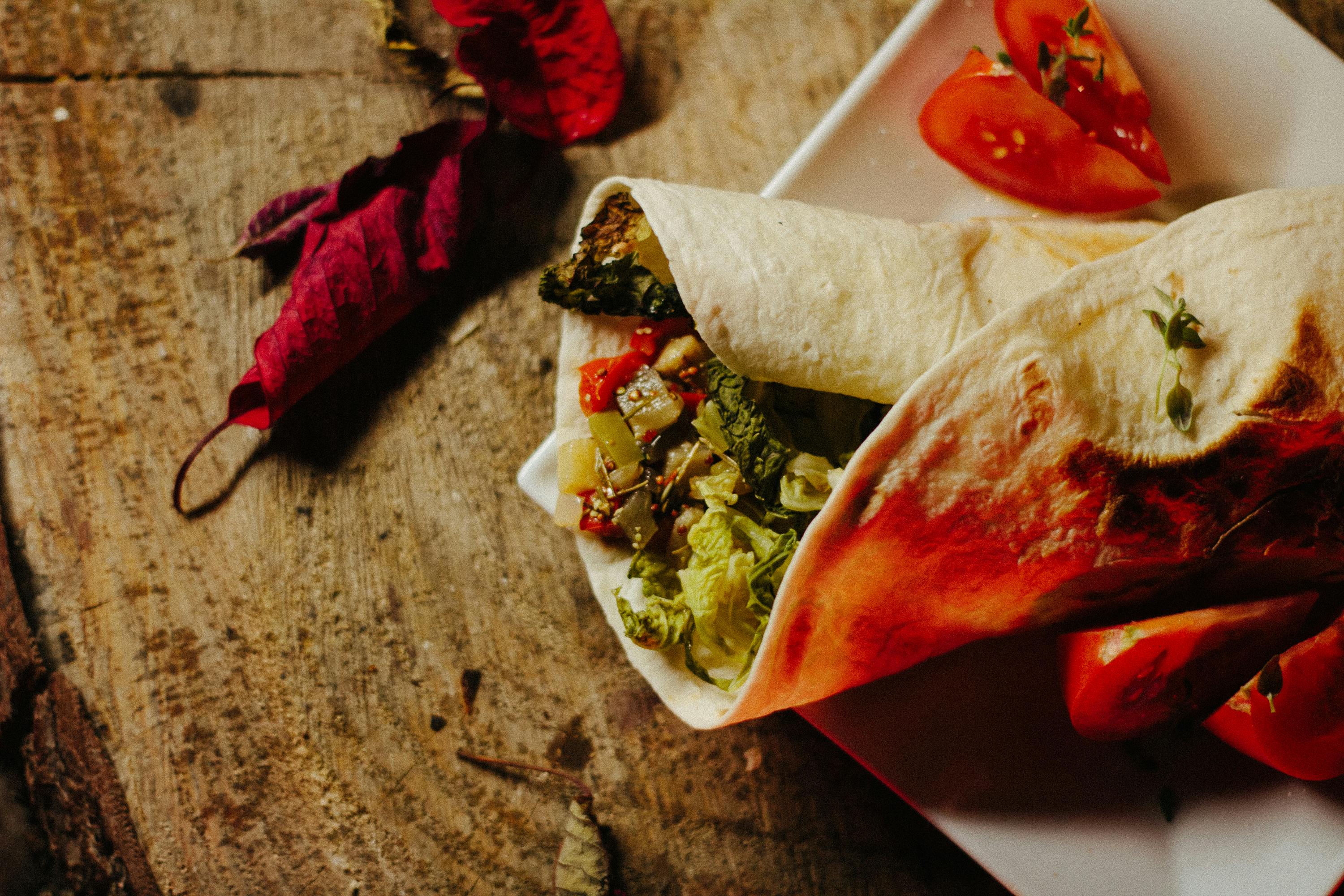 Mexikanischer Wrap auf einem Teller mit Tomaten
