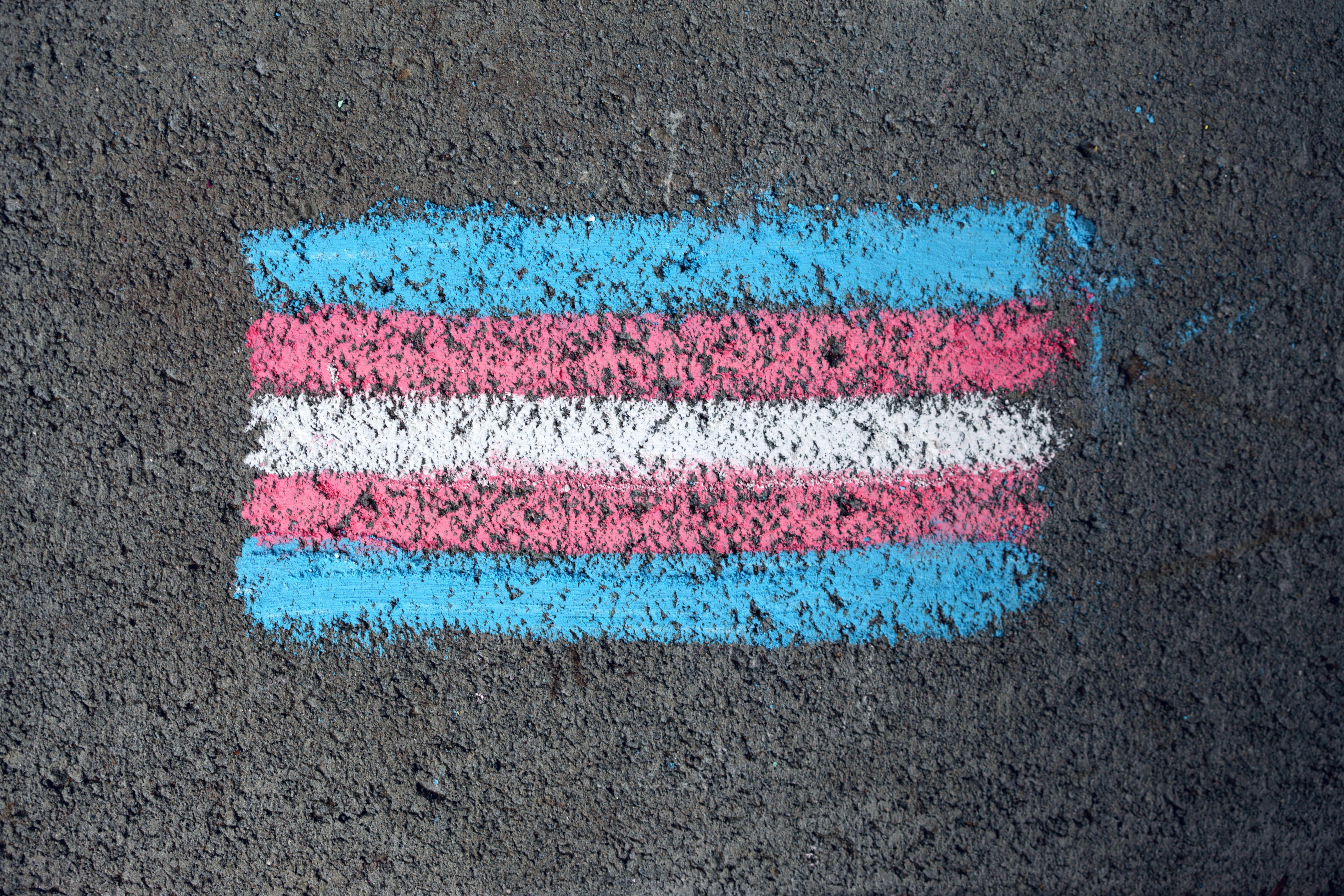 Vortrag Transgender Transgender-Flagge mit Kreide auf Straße